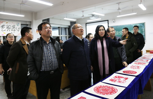 院领导来到活动现场 向师生们致以新年的问候与祝福