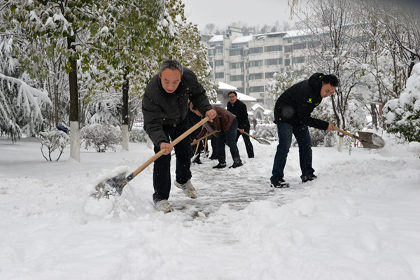 汉江师范学院数千名师生志愿者除校园积雪添靓丽风景