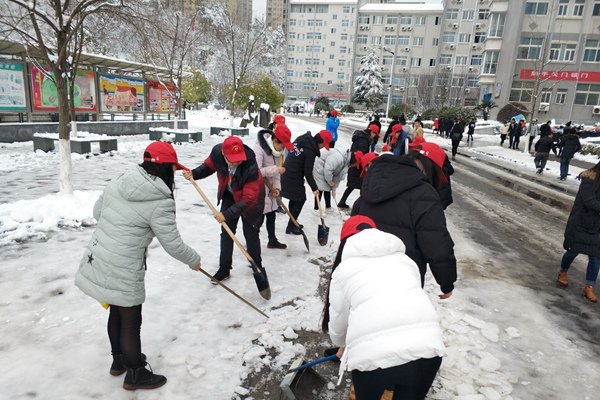 汉江师范学院数千名师生志愿者除校园积雪添靓丽风景