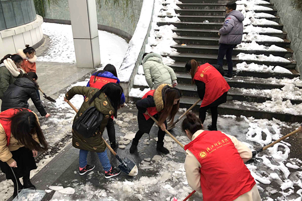 汉江师范学院数千名师生志愿者除校园积雪添靓丽风景