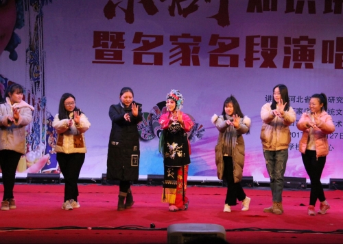 同学们跟周春霞老师现场互动学表演