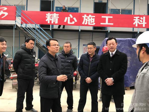 江区政府副区长朱波(左三)一行在学校狮子山校区培训楼施工工地检查指导安全生产工作