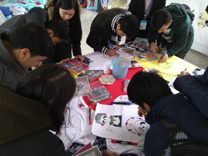 成都师范学院组织留学生赴成都市建设路小学体验川剧文化