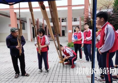 学费对于家长们来说，会在了解学校之前自己确定好学费的范围，这样就以这个目标来衡量学校，但是有的家长其实是更关心学校的安全这些，很担心学生在学校没有安全保障，所以小编就准备了台江幼儿师范中等职业学校收费情况，供与参考。 台江幼儿师范中等职业学校收费标准 住宿费500元/学年、书本费400元/学年,合计缴费900元。 建档立卡户享受“三免两补”(免学费、免(补)住宿费、免(补)书费，国家助学金、专项助学金) 台江幼儿师范中等职业学校开展7月主题党日系列活动 1921.7 ~ 2019.7 筚路蓝缕，砥砺前行 初心不忘，迈向复兴 98年，对于一个人，也许很漫长; 对于一个国家，弹指一挥间; 对于一个政党，恰是风华正茂! 今年，党的98岁生日， 我们热烈庆祝中国共产党98周年快乐! 6月10日晚,我校第一届校园“十佳歌手”比赛暨歌唱祖国献礼70周年决赛在演播厅拉开序幕。 来自学校不同专业的19位同学引吭高歌，歌唱祖国。比赛期间高潮迭起，精彩纷呈。选手们在舞台上活力四射，尽显职校学生魅力。 近一个半小时的角逐，“十佳歌手”终于诞生。张帆校长、金海清副校长亲自为获奖学生颁发荣誉证书。颁奖结束后，全体同学用一曲《我和我的祖国》献礼祖国70周年，唱出对党和祖国的热爱。 6月24日，我校党支部书记、校长张帆，党支部副书记赵明珠走访慰问贫困学生姜发才，张帆校长仔细询问姜发才在杭州的学习和生活情况，希望姜发才在杭州继续努力学习，认真做好即将开展的顶岗实习工作，学好技能走出大山，通过自己的努力改变自己和家庭的命运，最后，张帆校长代表台江职校党支部及全体师生将6000元爱心捐款交到了姜发才伯母手中。 6月28日，我校党支部书记、校长张帆，党支部副书记赵明珠走慰问贫困学生姜非明、姜非林(两人为双胞胎，孤儿)。张帆校长亲自为两位同学送去新衣服，并详细了解学生的家庭情况，与其监护人进行沟通和交流，将一千多元资助金交到学生监护人手中，以增强其克服困难的信心。 6月28日，台江职校党支部围绕脱贫攻坚工作，开展走访慰问，送温暖、送服务活动，帮助特困党员、老党员等解决工作中的实际困难和生活问题，走访慰问帮扶村、看望我校脱贫攻坚驻村干部，为南省村村委送去两箱办公室打印用纸，为南省村贫困党员、台江职校困难党员、老党员送去食用油、大米等慰问品。 张帆校长致辞，回顾党支部工作并对奋斗在各工作岗位上的党员表示感谢，同时向全体党员提出要求， 他表示，全体党员要把加强党的思想理论建设放在第一位，要加强党性修养，不断提高自身素质，要加强作风建设，提高教育教学质量。 “我志愿加入中国共产党，拥护党的纲领，遵守党的章程……随时准备为党和人民牺牲一切，永不叛党!”7月1日，台江职校全体党员干部在退休党员欧德耀同志带领下，面对庄严的党旗，整齐列队，重温入党誓词。 党支部副书记赵明珠组织全体党员学习习近平总书记在学校思想政治理论课教师座谈会上的重要讲话精神。 熊金江副校长宣读《台江职校关于“七一”表彰优秀党员、党龄“逢十”党员的决定》。 张帆校长为优秀党员、党龄“逢十”党员颁发荣誉证书 系列活动在雄壮的《国际歌》中落下帷幕，歌声铿锵有力，革命精神代代传递，美好的生活共同憧憬。 九十八年，峥嵘岁月， 九十八年，辉煌历程。 今天的我们挥舞着前辈们的伟大旗帜 ,追随着那从未熄灭的明灯,冲锋陷阵,高扬风帆,向着那彼岸,向着那未来更加执着而勇敢地前进, 前进 ,前进! 不是所有的中专学校都会根据分数来录取的，有的学校录取是根据专业的招生要求面试录取学生。其实现在学生想要升学有很多的通道，只是在家长和学生的观念里，只有通过了高考或者中考是最好的，但是现在利用专业课程同样也是能升学的。 家长在了解学校的学费时也是要注意学校的学费中间是穿插了各种的助学政策、减免政策、免学费政策还有学校的奖学金政策，家长们把这些了解清楚了就可以帮助自己前进一部分的学费。